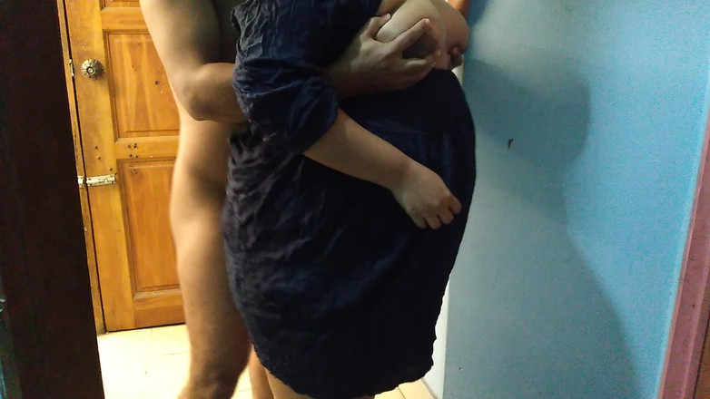 Aria Mia: İri güzel genç model ateşli çekim sırasında kameraman tarafından sikiliyor