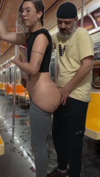 Une étudiante se fait éjaculer dans le métro de New York.