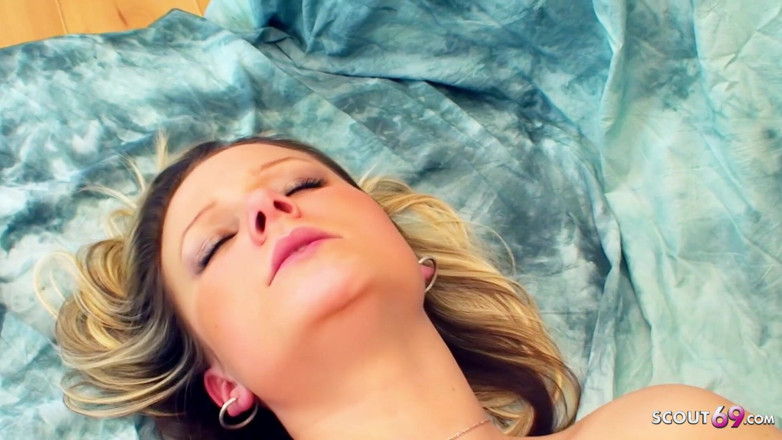 Full porn collection: Deutsche geile blondine wird von einem fremden mann gefingert und...