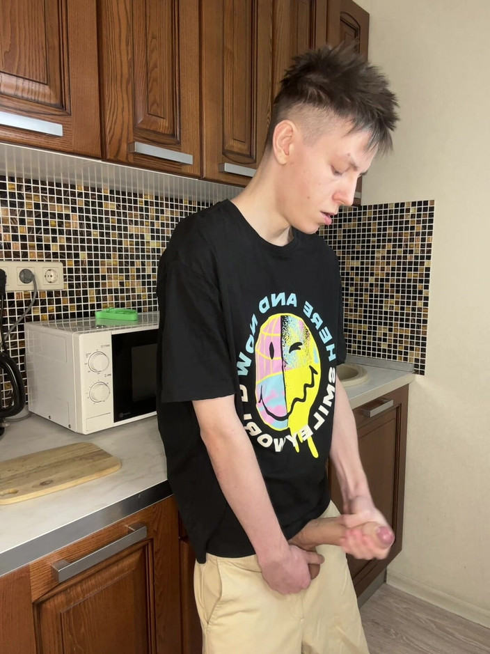 Morflot24: Genç twink'in fışkıran boşalma zevki