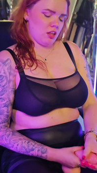 Lateks ve straponlu yüksek topuklu ayakkabılarla femdom hardcore eğlencesi.