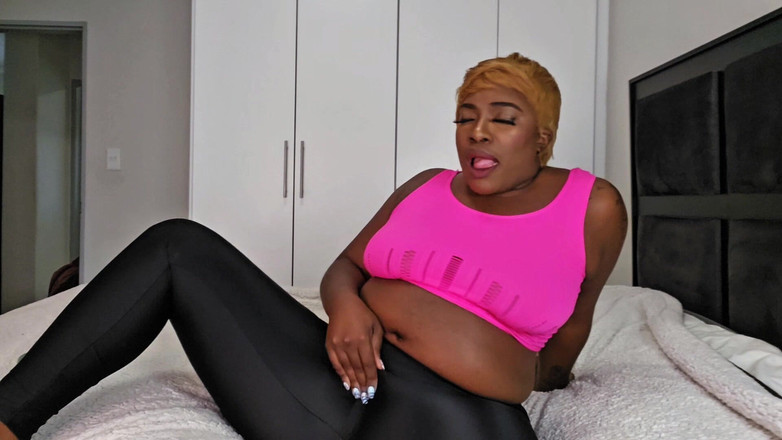 Dark Berry: Poesje romig tijdens het kauwen van kauwgom en het spelen...