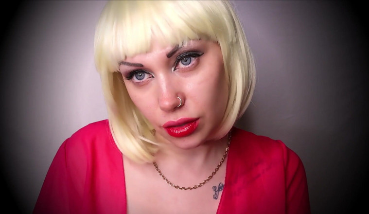 Goddess Misha Goldy: Mijn mooie zachte lippen, geschilderd in felrode kleur prikkelen niet...