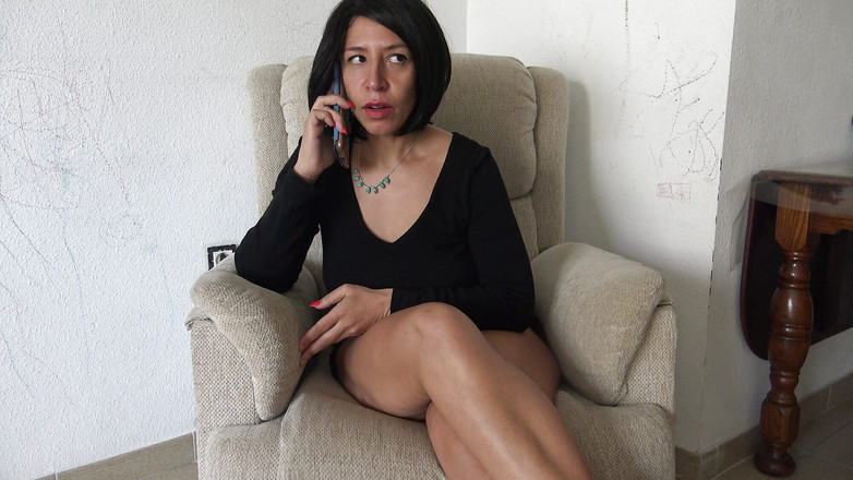 Stepmom Susan: Aldatan evli kadın kocasıyla telefonda konuşurken büyük yarakla dölleniyor