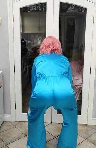 Nottstvslut: Hot Crossdresser Nottstvslut i Full Satin Jumpsuit