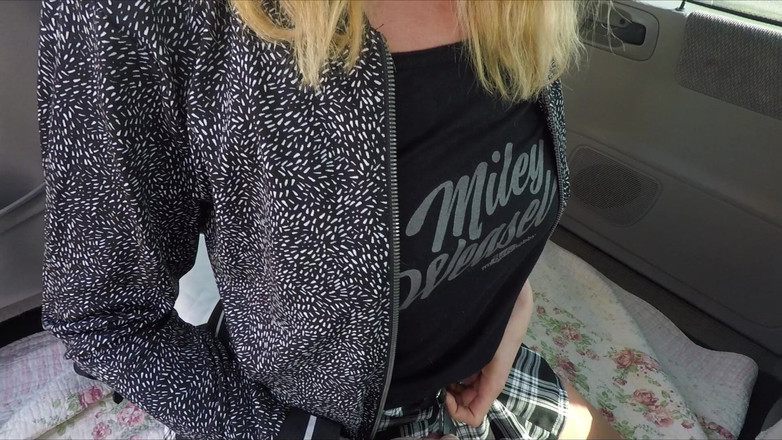 Miley Weasel: 热辣的金发女郎在洗车时被肛交！！