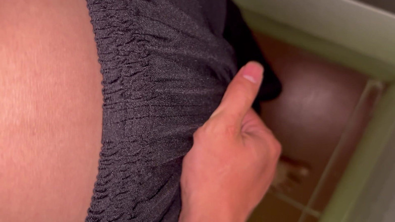 Quan Vietnam 18: Молода азіатська дрочить член і кінчає в громадському туалеті