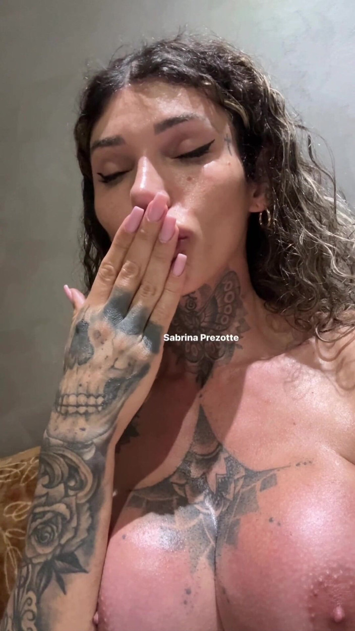 Prezottes_House: 射精待ちは終わり、サブリナ・プレゾットがあなたに見せて精液を噴き出す。