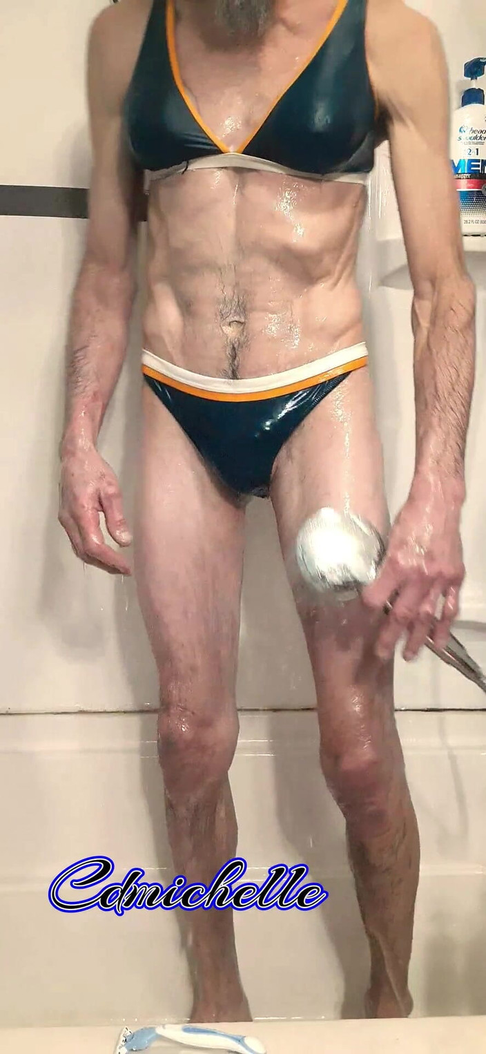 Crossdressers Cd Michelle wearing sexy lingerie: 파란색 투피스 수영복을 입은 크로스드레서 Cdmichell