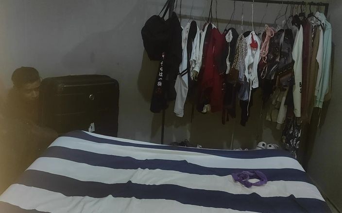 WhysMom: 当我进入她的房间看她的脱衣服时，我喜欢那大屁股和乳房在她身上的样子