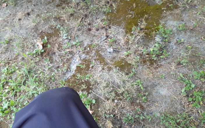 eighteentwink: 18-jarige bijna betrapt op pissen en aftrekken in het park