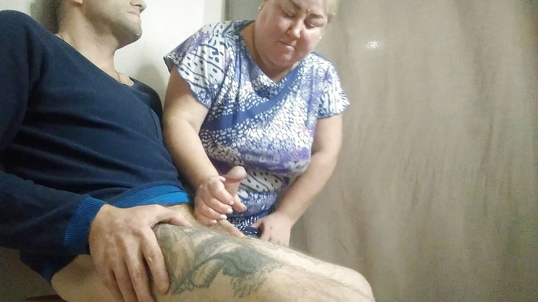 Zona901: Vânzătoarea ajută la masturbare în cabina de probă