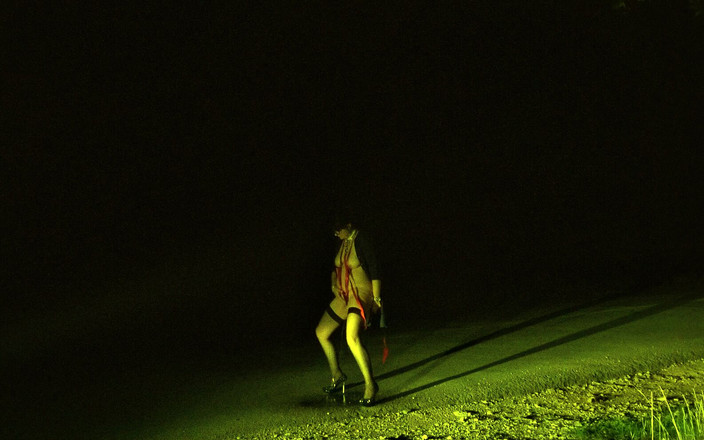 Toilet Mommy: 撒尿户外婊子