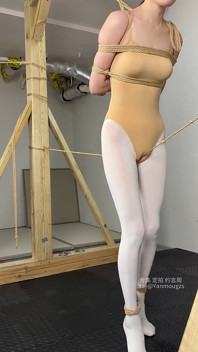 Uniformes de sport en soie blanche avec cordes et attaches métalliques