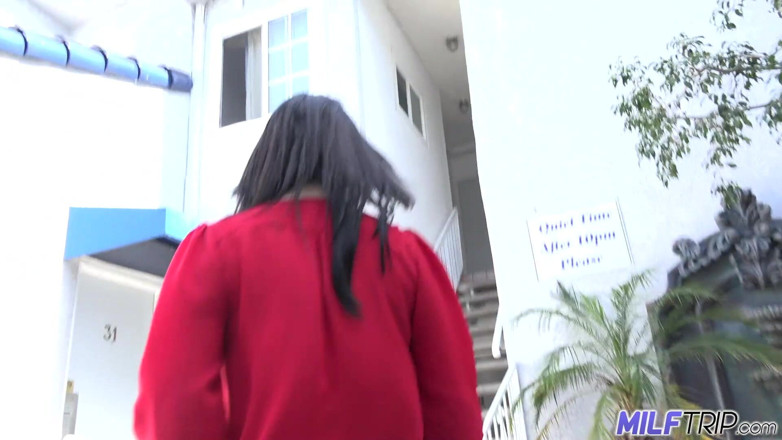 MILF Trip: Sexy morena milf Allesandra Snow con enormes tetas drena las...