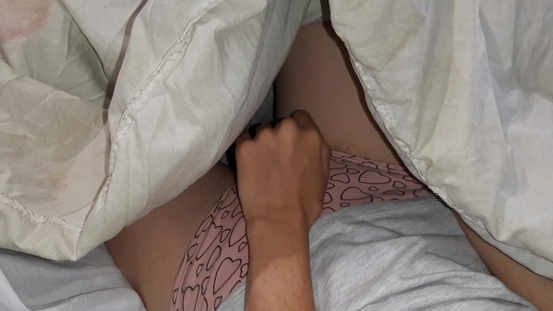 Lesbian-illusion: Zatímco naše učitelka kontroluje domácí úkoly, moje kamarádka a já za...