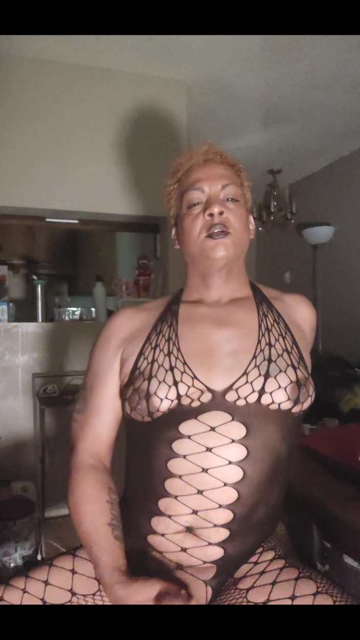 KNKY Bee: Samozřejmě, moje holka čůrák funguje a já ho používám.