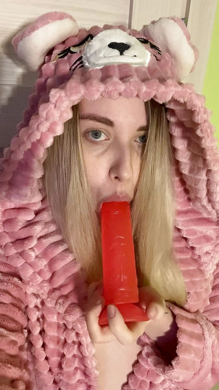 My bf cuckold: Flicka i söt outfit suger dildo