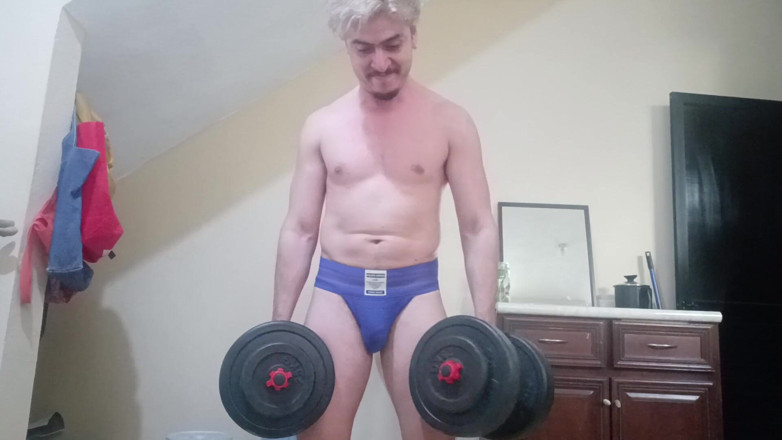 Tabasco Jake: Pohledná bílá Latinoameričanka cvičí v Jockstrap