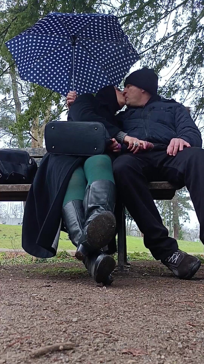 Asisa_oz: 公園の外で大きなペニスと遊び、フェラチオをし、さらにはおしっこまでしました