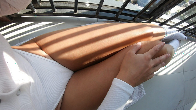 WowMarie: Masturbare riscantă pe balcon - costum - fată tânără care se fute...