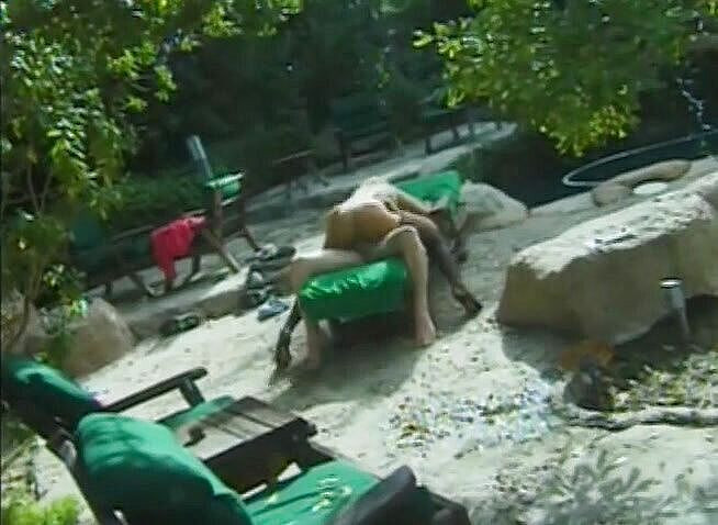 Analiscius: Milfka v punčochách šuká venku do těsného zadku