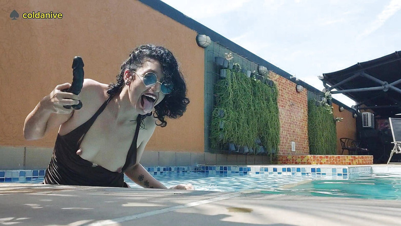 COLDANIVE: Žena šuká muže do zadku připínákem v zadku sání kolíku u...