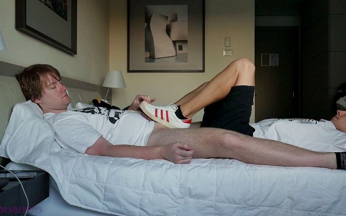 Porn Berries: Алекс робить мені дрочку ногами в біло-червоних кросівках і босих ногах