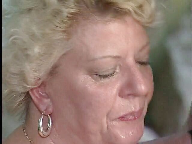 Xfamster: Prstění zralé prsa ve své chlupaté kundě