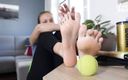 Czech Soles - foot fetish content: Haar zweetvoeten ontspannen na een tenniswedstrijd