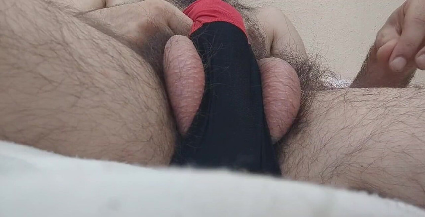 The girls' cave of fear: 赤と黒のボクサーの側面から出てくる私のボールで遊んでいます。