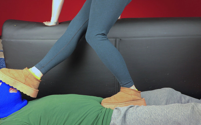 JoZi: Уггі і шкарпетки топтають, фемдом Джозі топче