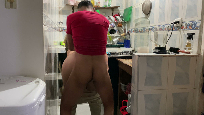 OnlyCasting: Istri temanku nyepong kontol di dapur