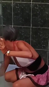 Saya menonton ibu tiri saya melancap semasa membersihkan bilik mandi. Saya ingin memukulnya dengan keras dengan zakar saya.