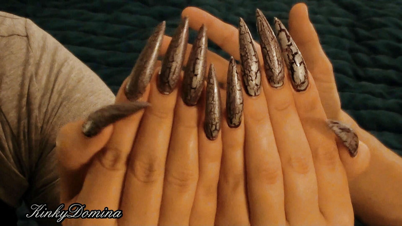 KinkyDomina: 긴 손톱의 여왕과 손 비교