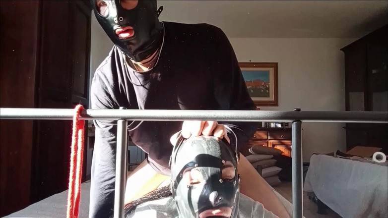 LauraOnHeels: Amarrada em uma cama, eu tenho todos os meus buracos...