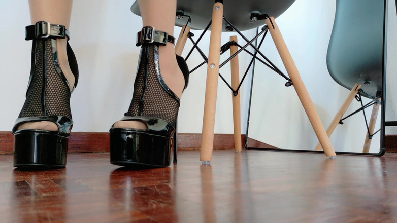 Kinky Lyrical: Highheel bătând și mergând în Stilettos letale