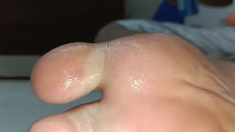 Fetish guys: Bôi dầu lên solo mịn chân tôn sùng trêu chọc