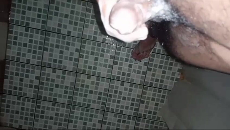 Cute boy jerks off: Saya memberikan handjob seolah-olah saya mengongkek adik tiri saya yang...