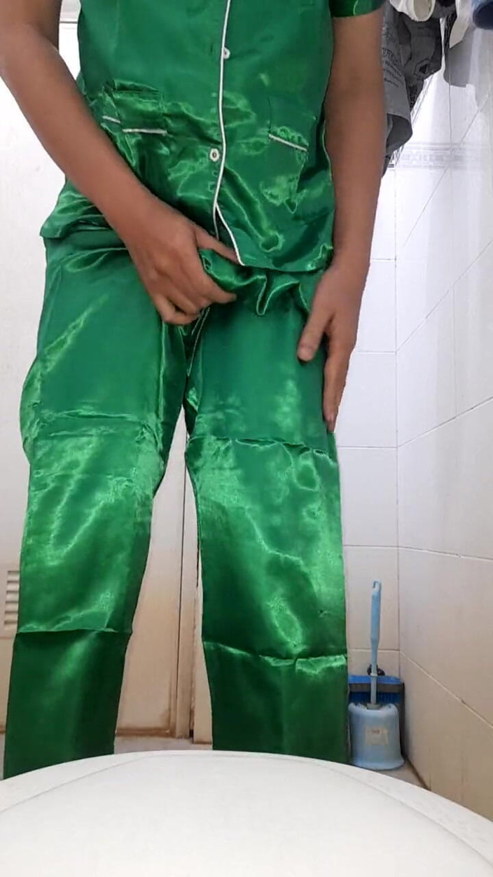 Naomisinka: क्रॉसड्रेसर हस्तमैथुन और वीर्य पहनना चमकदार साटन पजामा