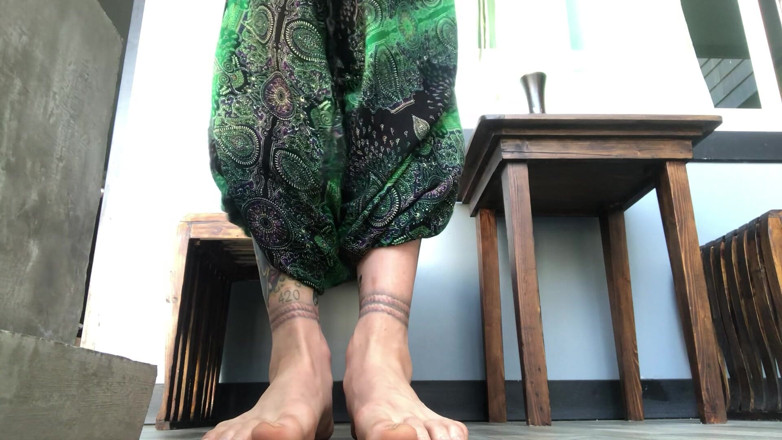 Goddess Maya: Feet and Smoking Fetish Spanish