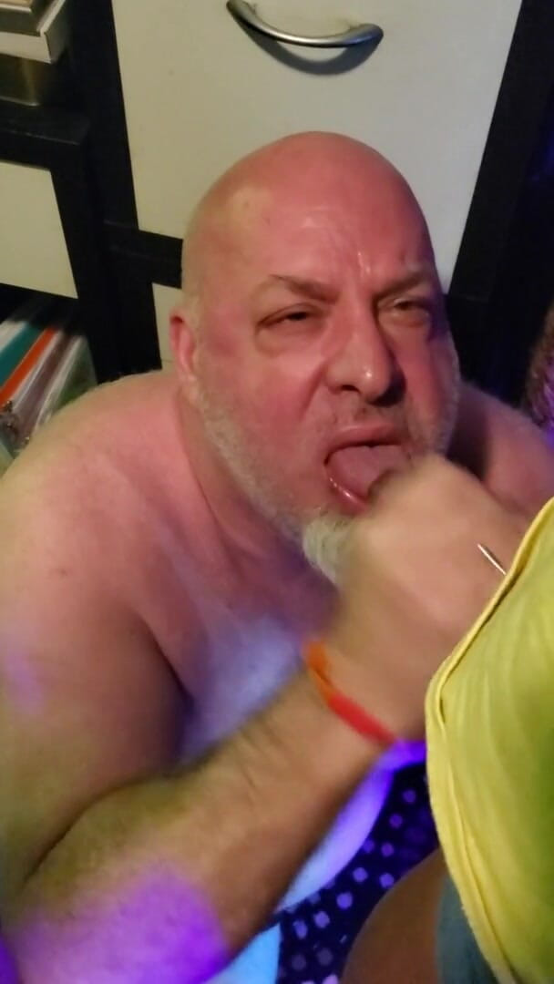 beardaddychub: クマがオフィスで顔射を受ける