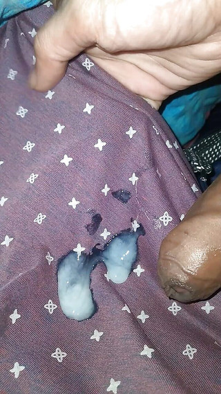 Hottypussy18: Mi masturbo sui vestiti della mia amica