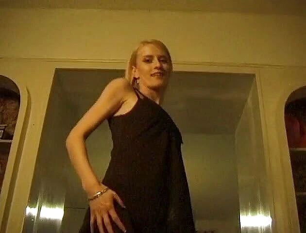 Flash Model Amateurs: Blondine met kleine tieten krijgt een enorme lading
