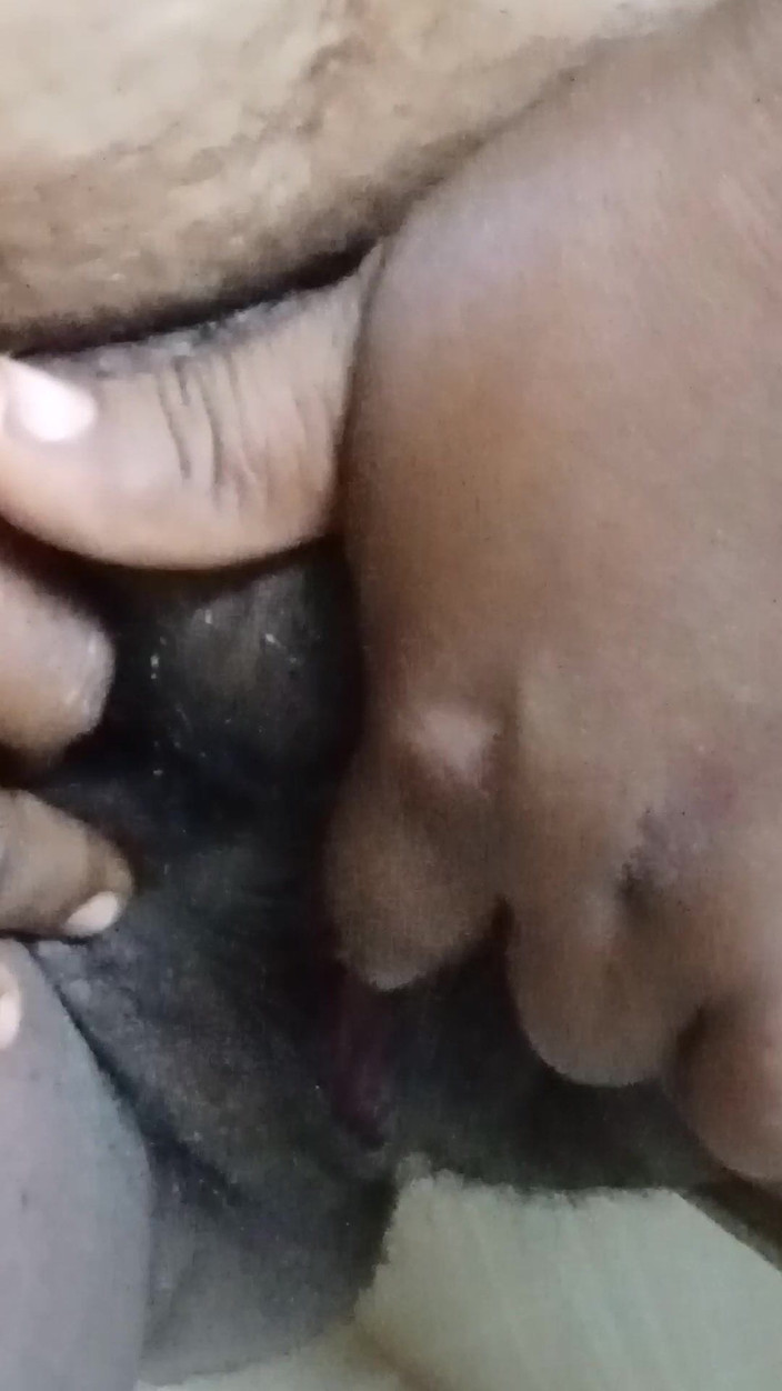 Bedroom: Індійська леді на сходах у відео