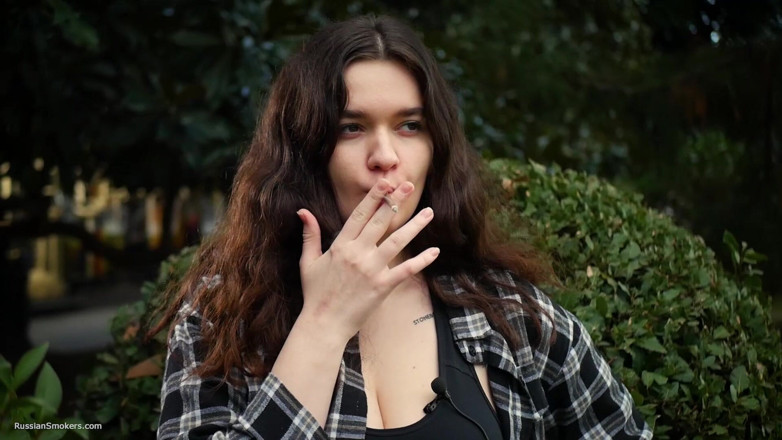 Russian Smokers: Dulce y tetona rusa fumando cigarrillo en la naturaleza