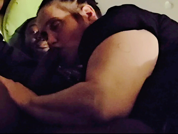 Magic gums: Hetero studentka narazí na jeho značku na gumjobs od nevlastní...