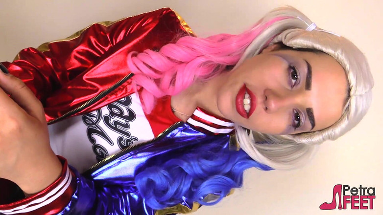 Feet & Cosplay: Sexy Petra v kostýmu Harley Quinn Cosplay a Černých neprůhledné punčocháče