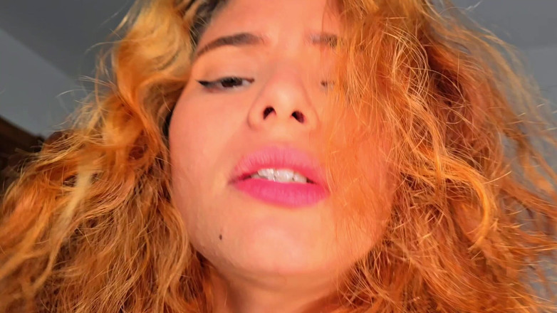 Labestiaylabella: Můj přítel mi dal footjob. Velký výstřik na její nohy....