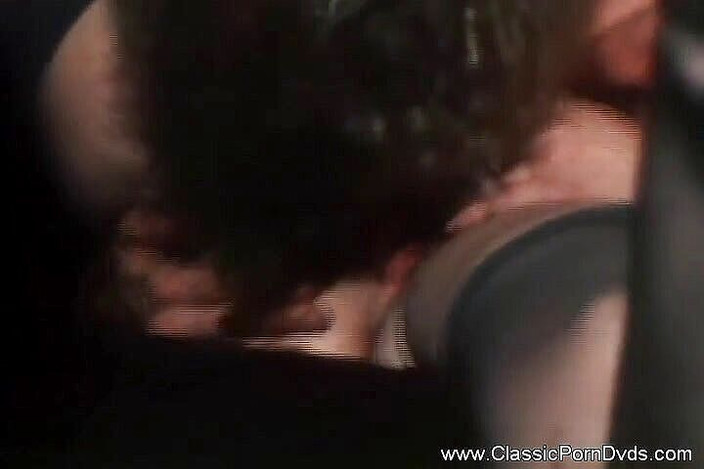 Classic Porn DVDs: 与饥渴的小妞狂欢
